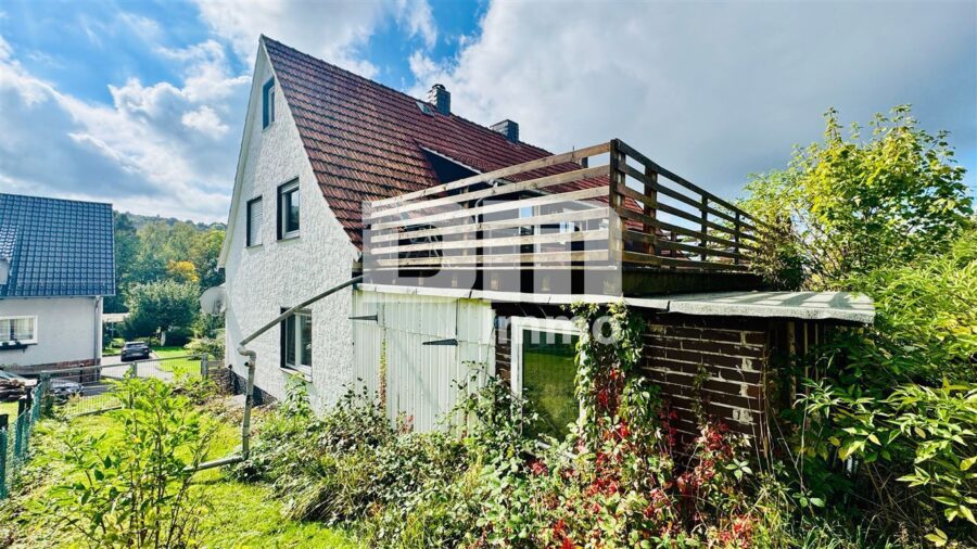 Modernisierte Doppelhaushälte mit Dachterrasse + 2 Garagen und großzügigem Platzangebot - Rückansicht / Seitenansicht